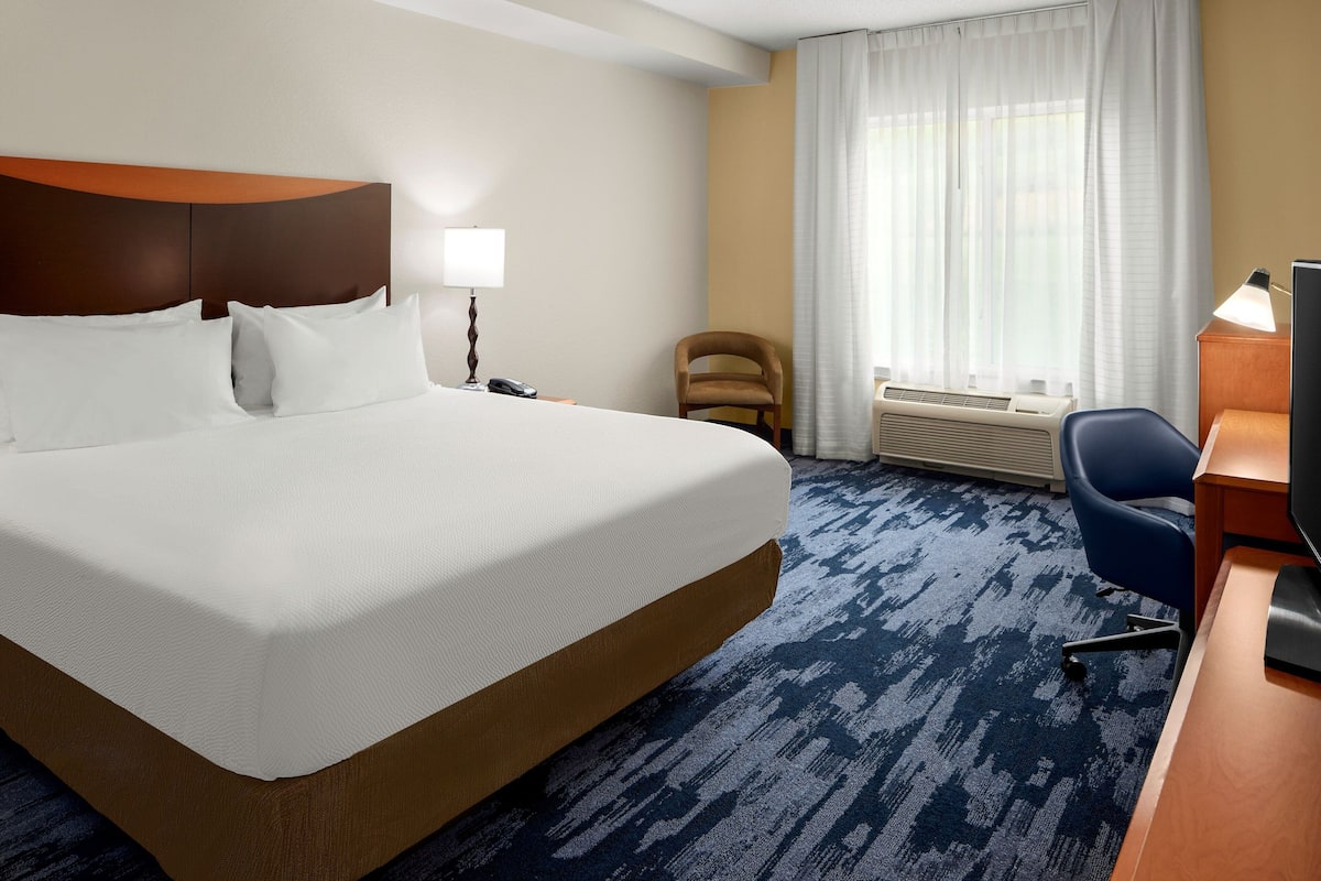 1 bedroom, hypo-allergenic bedding, desk, laptop workspace