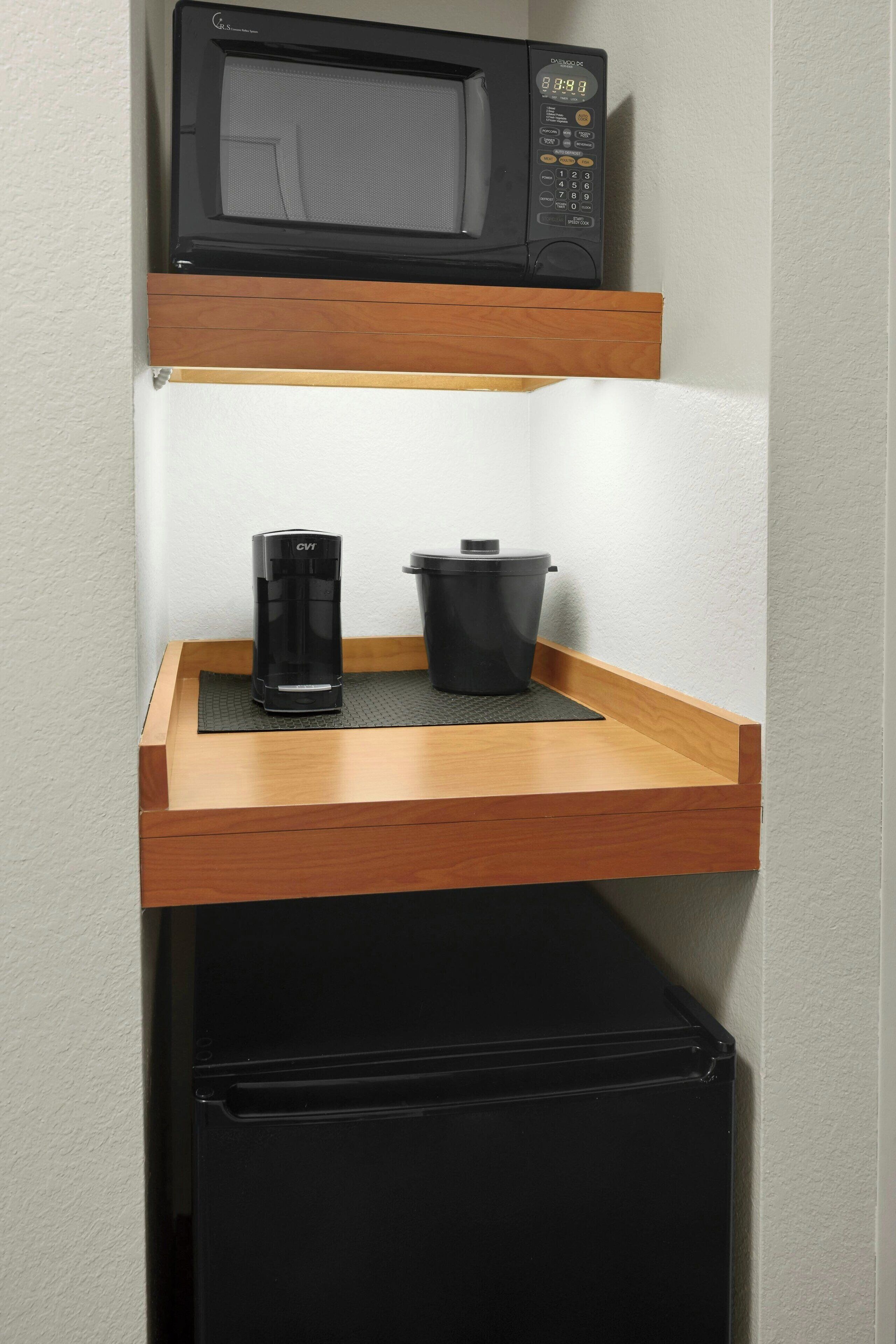 1 bedroom, hypo-allergenic bedding, desk, laptop workspace