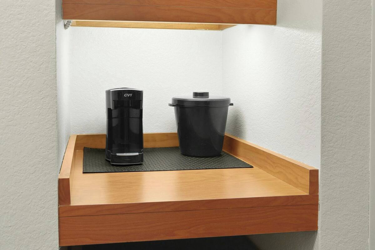 1 bedroom, hypo-allergenic bedding, desk, laptop workspace