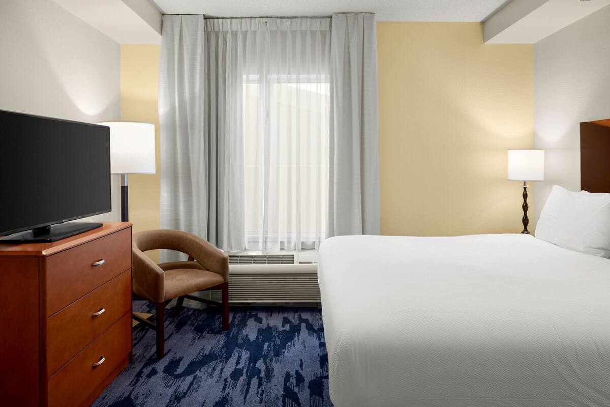 1 bedroom, hypo-allergenic bedding, desk, laptop workspace