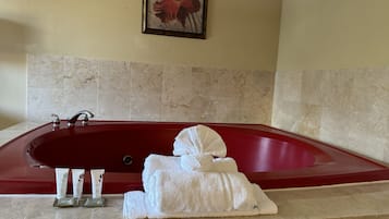 Honeymoon studio suite, 1 kingsize bed, niet-roken, hot tub | Privéspabad