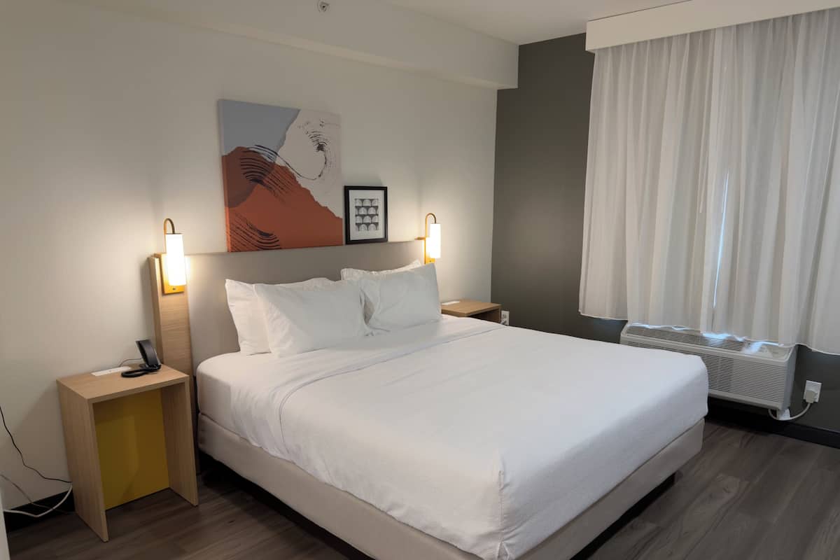 Suite estudio, 1 cama King size, para no fumadores, hidromasaje | Ropa de cama de alta calidad, escritorio y cortinas blackout