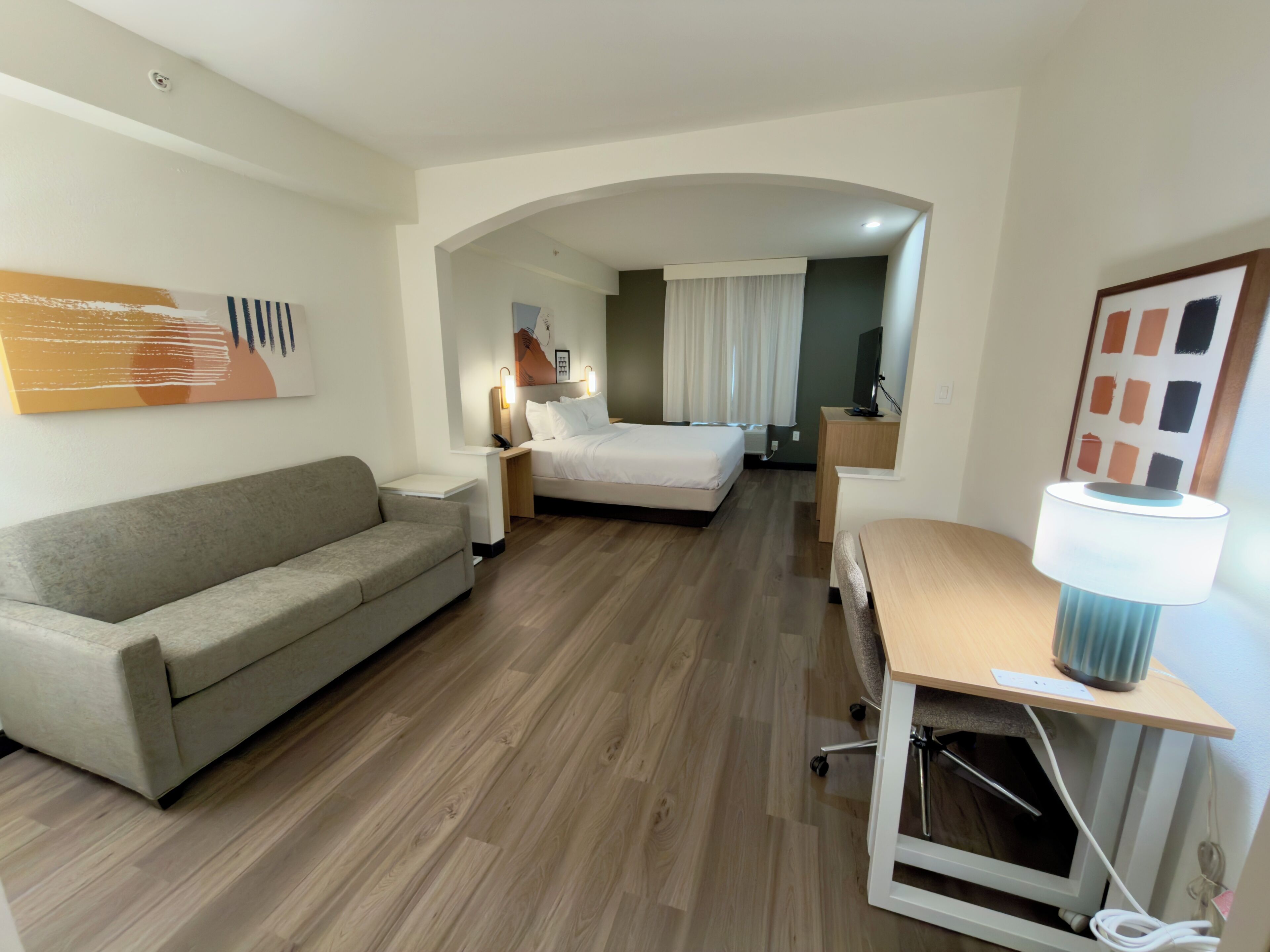 Suite estudio, 1 cama King size, para no fumadores, hidromasaje | Ropa de cama de alta calidad, escritorio y cortinas blackout 
