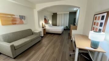 Suite estudio, 1 cama King size, para no fumadores, hidromasaje | Ropa de cama de alta calidad, escritorio y cortinas blackout
