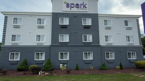 A hotel with a modern design, featuring a flat roof, multiple windows, and a sign that reads 'spark by Hilton'. - Spark by Hilton Galloway Atlantic City (Absecon)