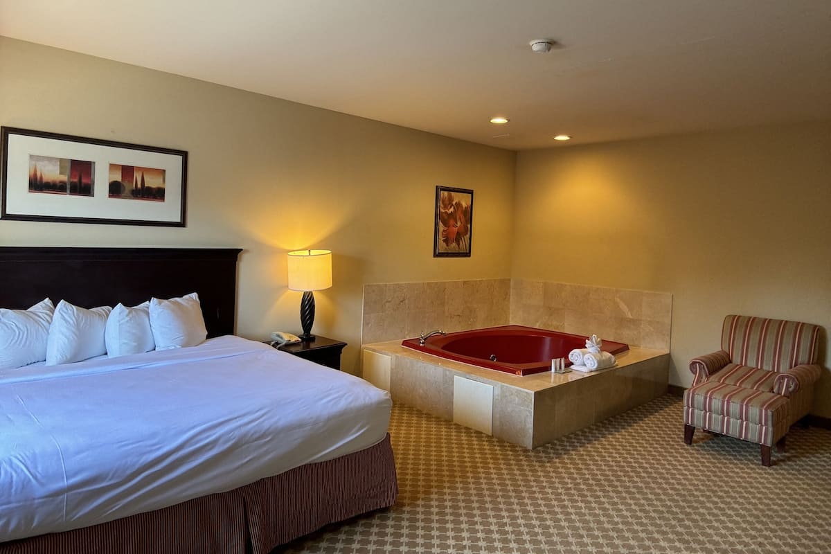 Honeymoon Studio Suite, 1 King Bed, Non Smoking, Hot Tub | 1 bedroom, premium bedding, desk, blackout curtains