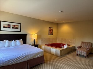 Suite estudio de luna de miel, 1 cama King size, para no fumadores, hidromasaje | Ropa de cama de alta calidad, escritorio y cortinas blackout