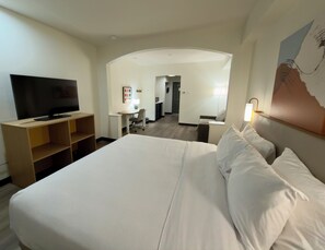 Suite estudio, 1 cama King size, para no fumadores, hidromasaje | Ropa de cama de alta calidad, escritorio y cortinas blackout