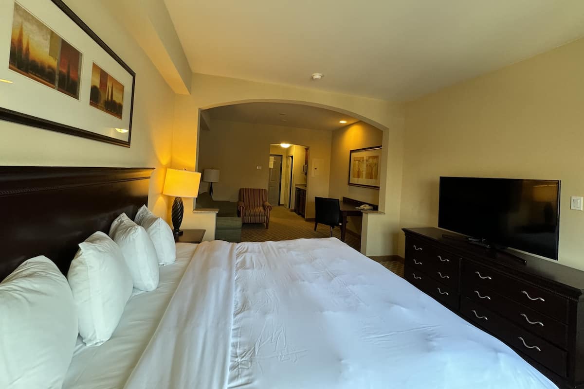 1 bedroom, premium bedding, desk, blackout curtains
