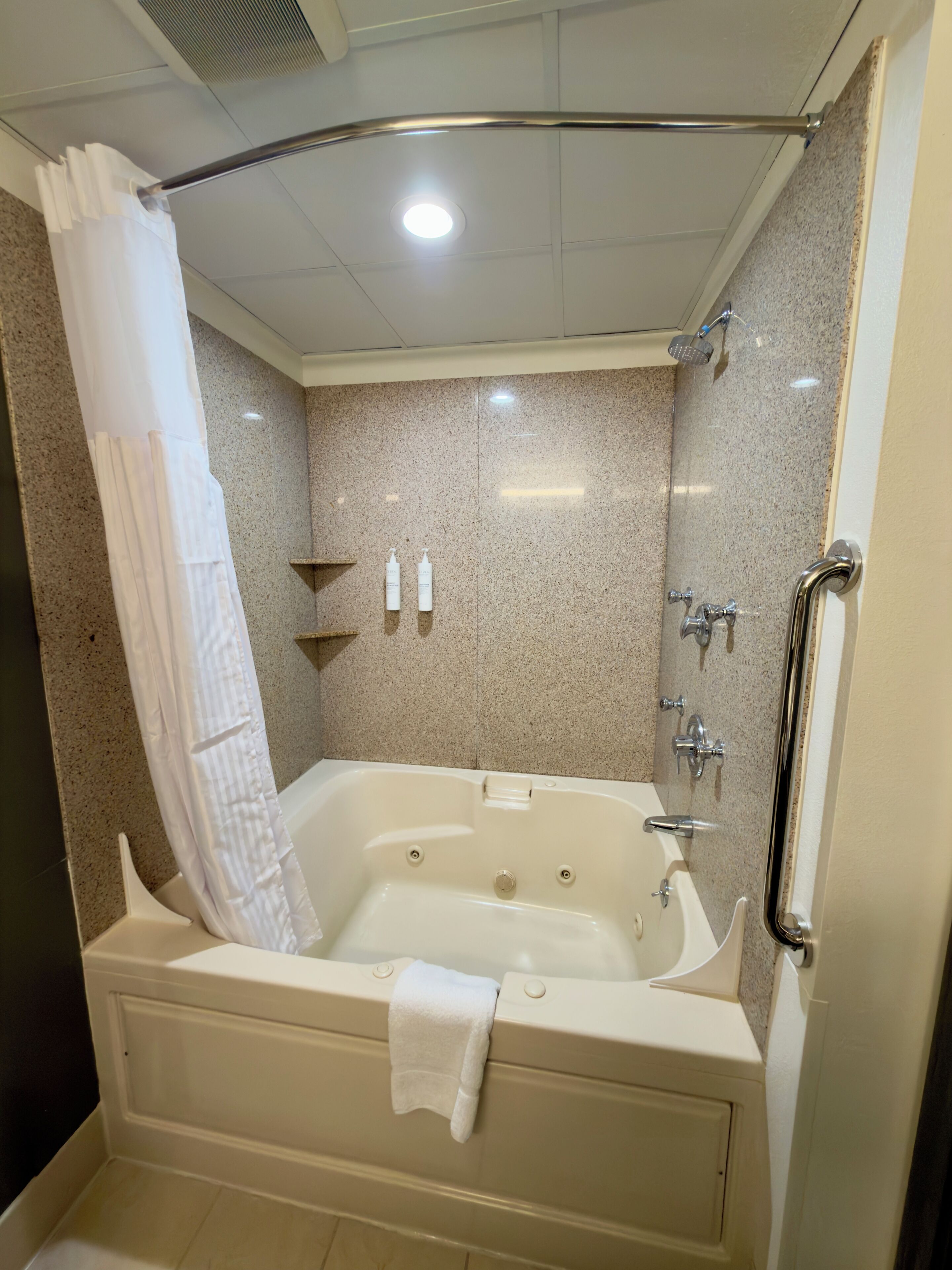 Ducha y bañera combinadas y bañera de hidromasaje