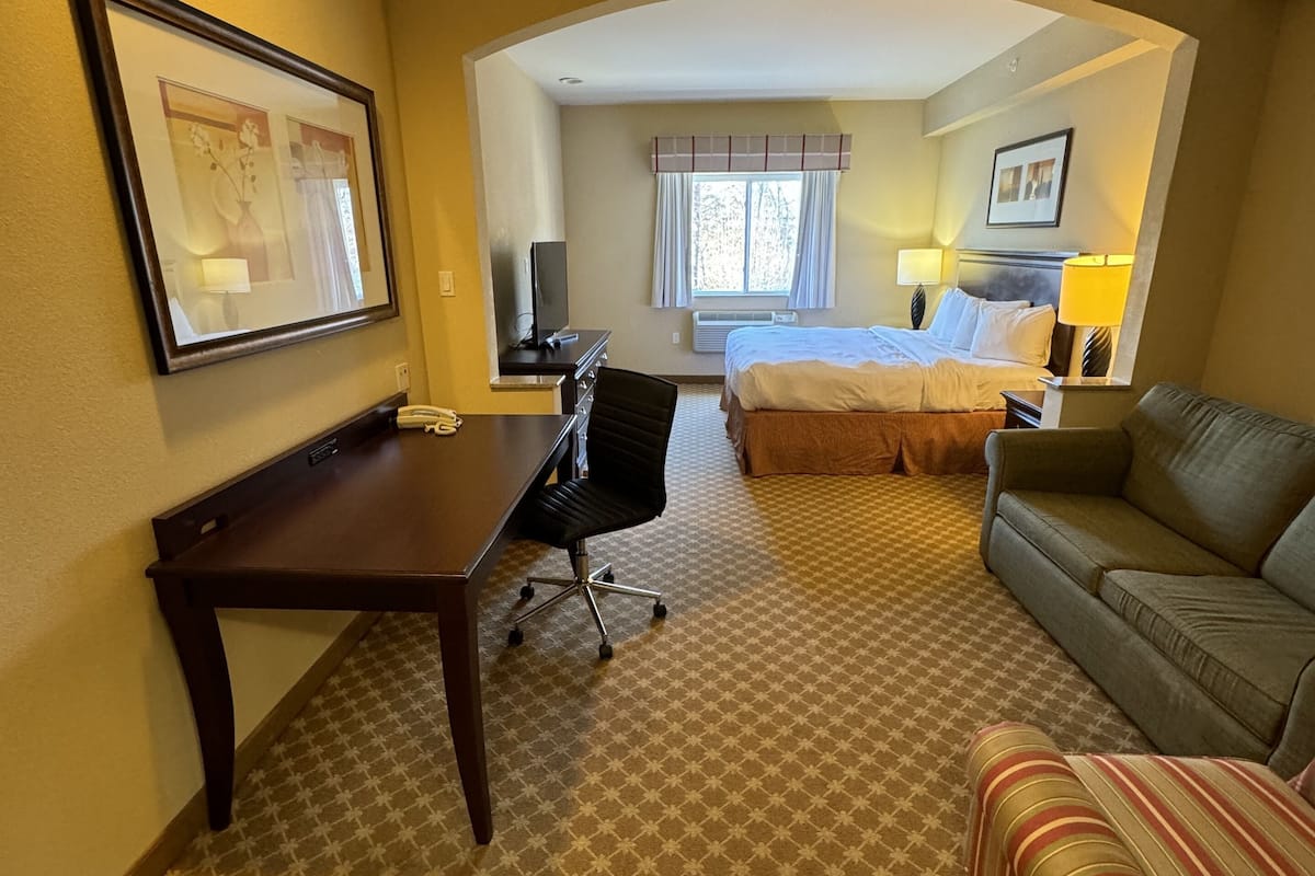 1 bedroom, premium bedding, desk, blackout curtains