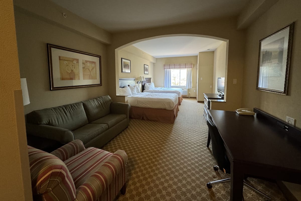 1 bedroom, premium bedding, desk, blackout curtains