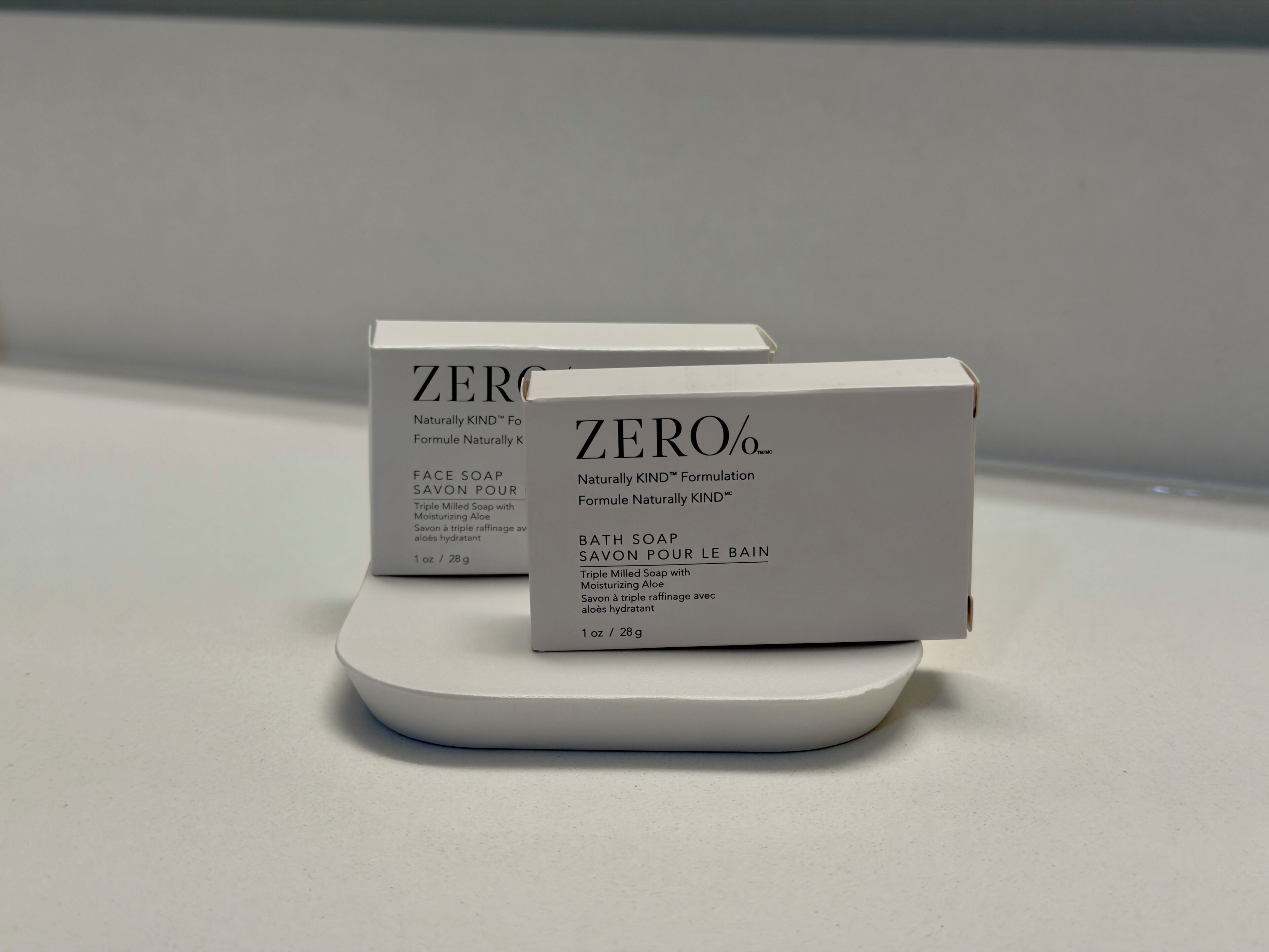 Dos cajas blancas de jabón facial y de baño ZERO% sobre una superficie blanca.