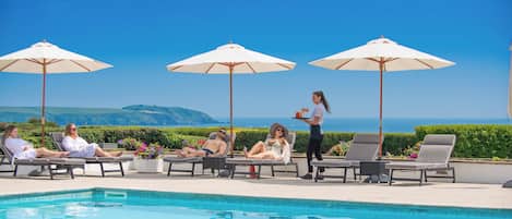 Piscine couverte, piscine extérieure (ouverte en saison)