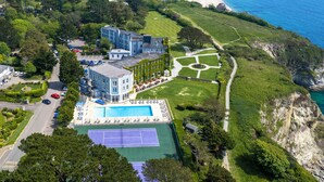 Una località balneare con piscina, campo da tennis e campo da golf.