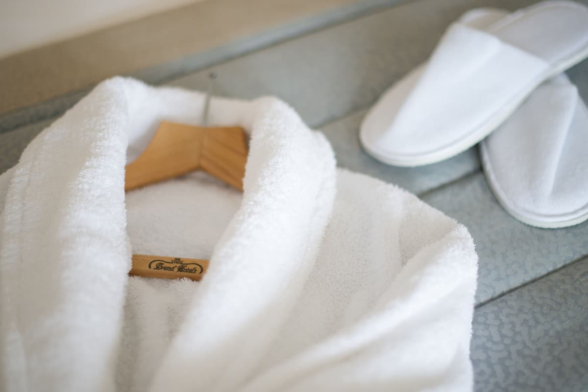 standard single room, 1 single bed (inland facing) | 1 bedroom, in-room safe, desk, iron/ironing board