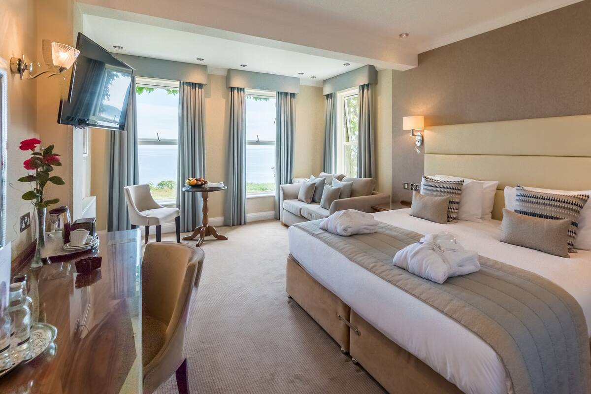 deluxe double or twin room, sea view | 1 bedroom, in-room safe, desk, iron/ironing board