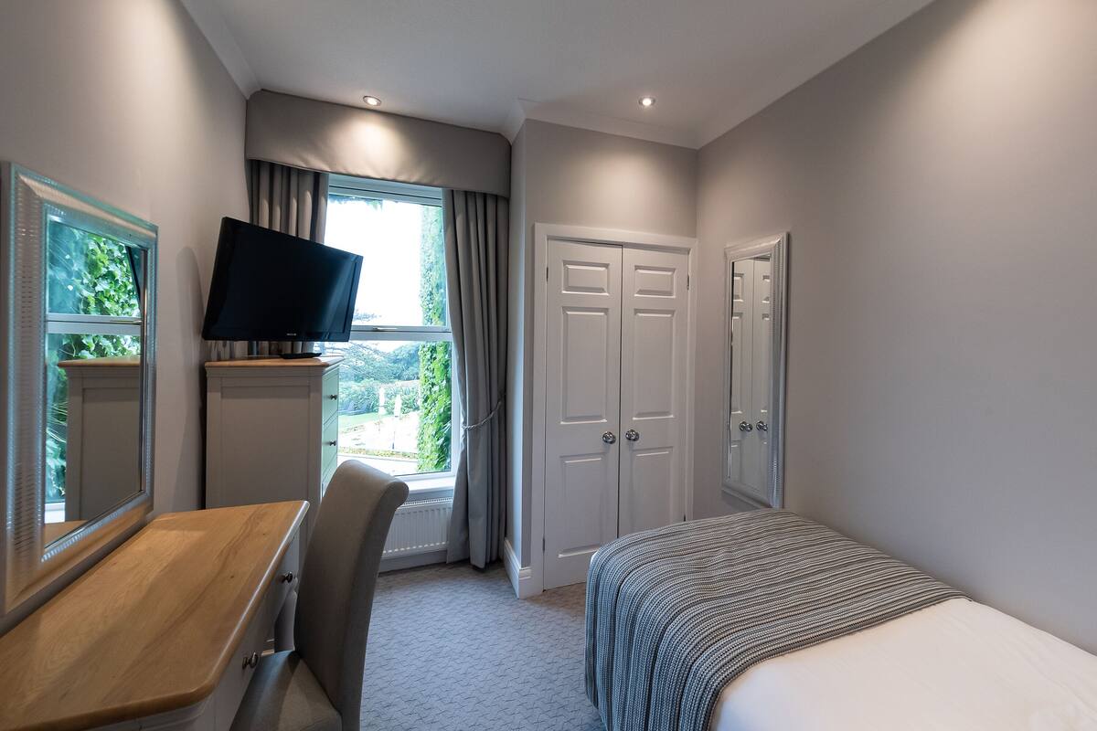 Single Room, Sea View | In-room safe, desk, iron/ironing board (on request), WiFi (free)