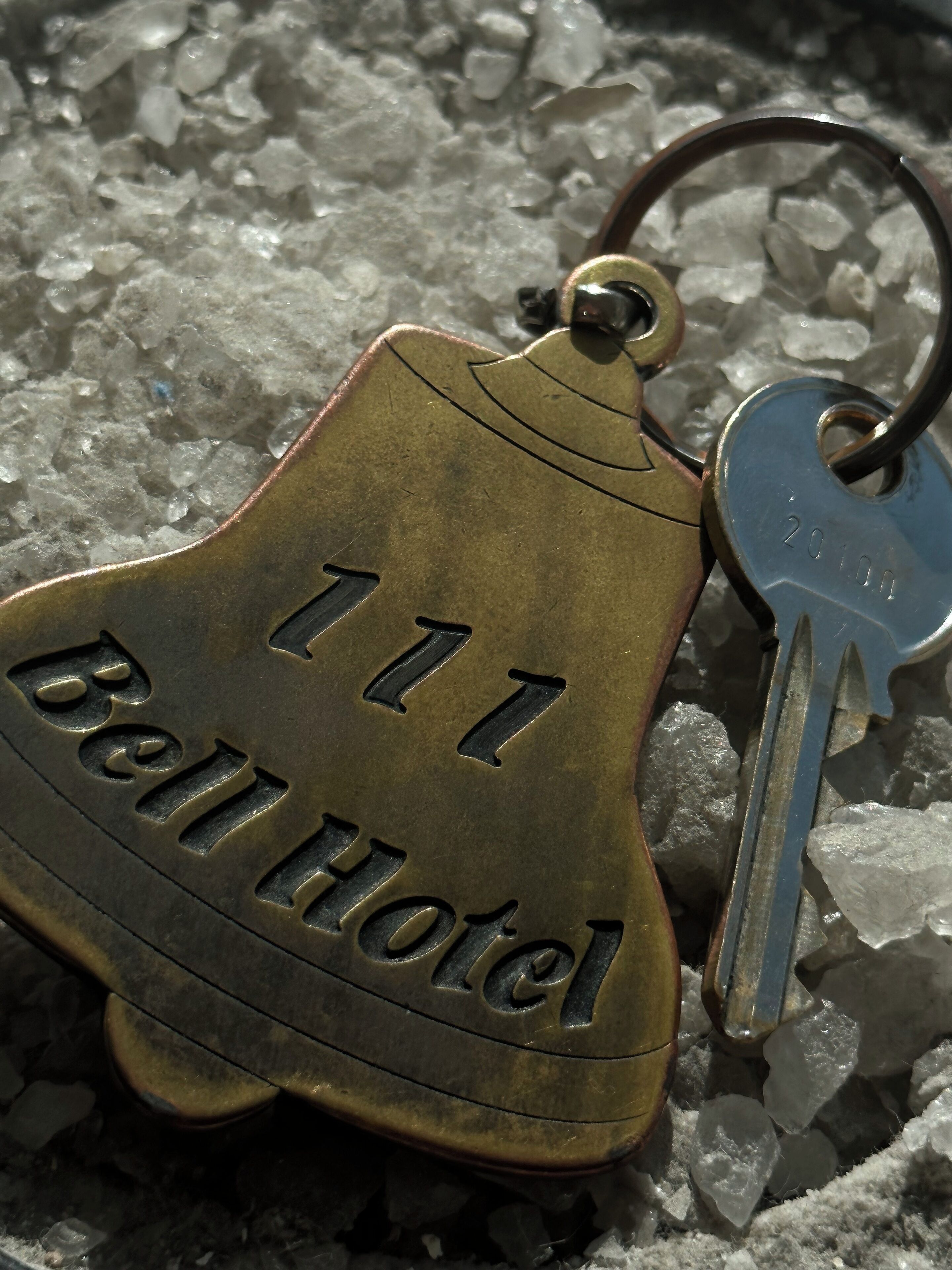Un llavero con la inscripción "111 Bell Hotel" y una llave con el número "2010".