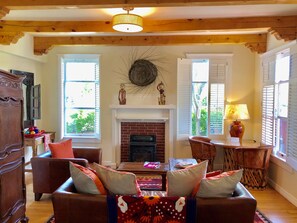 Luksussuite, 1 kingsize-seng, hageutsikt, hageområde | Oppholdsområde | En 32-tommers Flatskjerm-TV med Parabol-TV samt TV