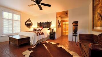 Svit Premium - 1 kingsize-säng - utsikt mot trädgården - trädgård | 1 sovrum, egyptiska bomullslakan och värdeförvaringsskåp på rummet