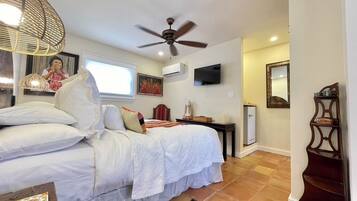 Deluxe Room, 1 Queen Bed | 1 bedroom, Egyptian cotton sheets, in-room safe, free WiFi