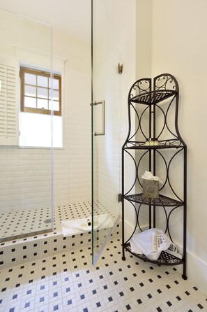 Classic Room, 1 King Bed, Garden View | Bathroom | Hair dryer, towels, soap, shampoo - Casa Culinaria The Gourmet Inn (Santa Fe)
