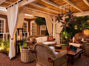Standard Room, 1 Queen Bed | Terrace/patio