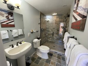 Douche, articles de toilette gratuits, sèche-cheveux, peignoirs