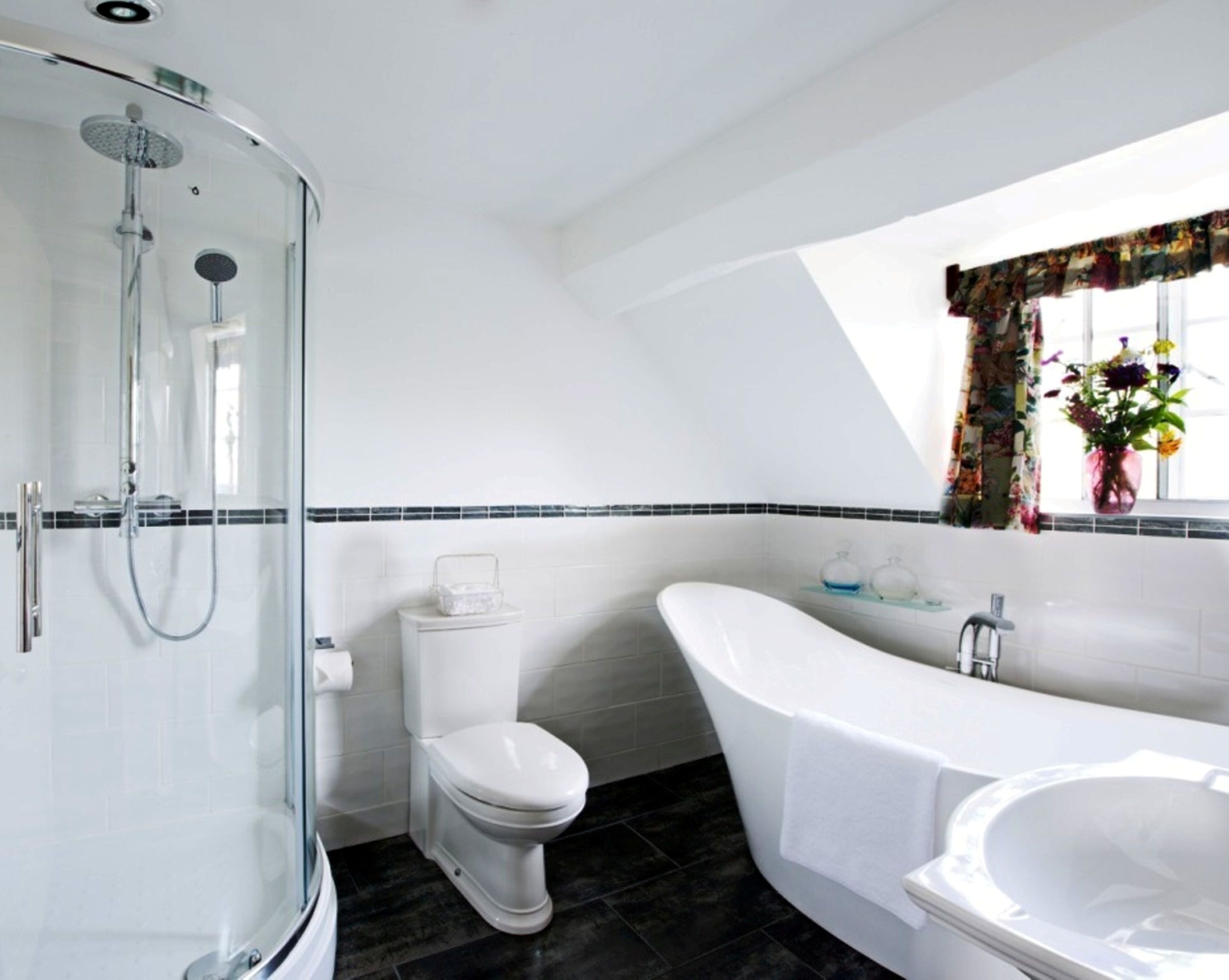 Superior Double Room | Bathroom | Shower, hair dryer, towels
