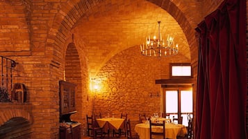 Lunch and dinner served, Italian cuisine