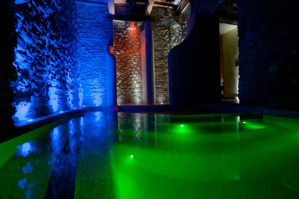 Indoor spa tub - Oste del Castello Wellness & Bike Hotel (Verucchio)