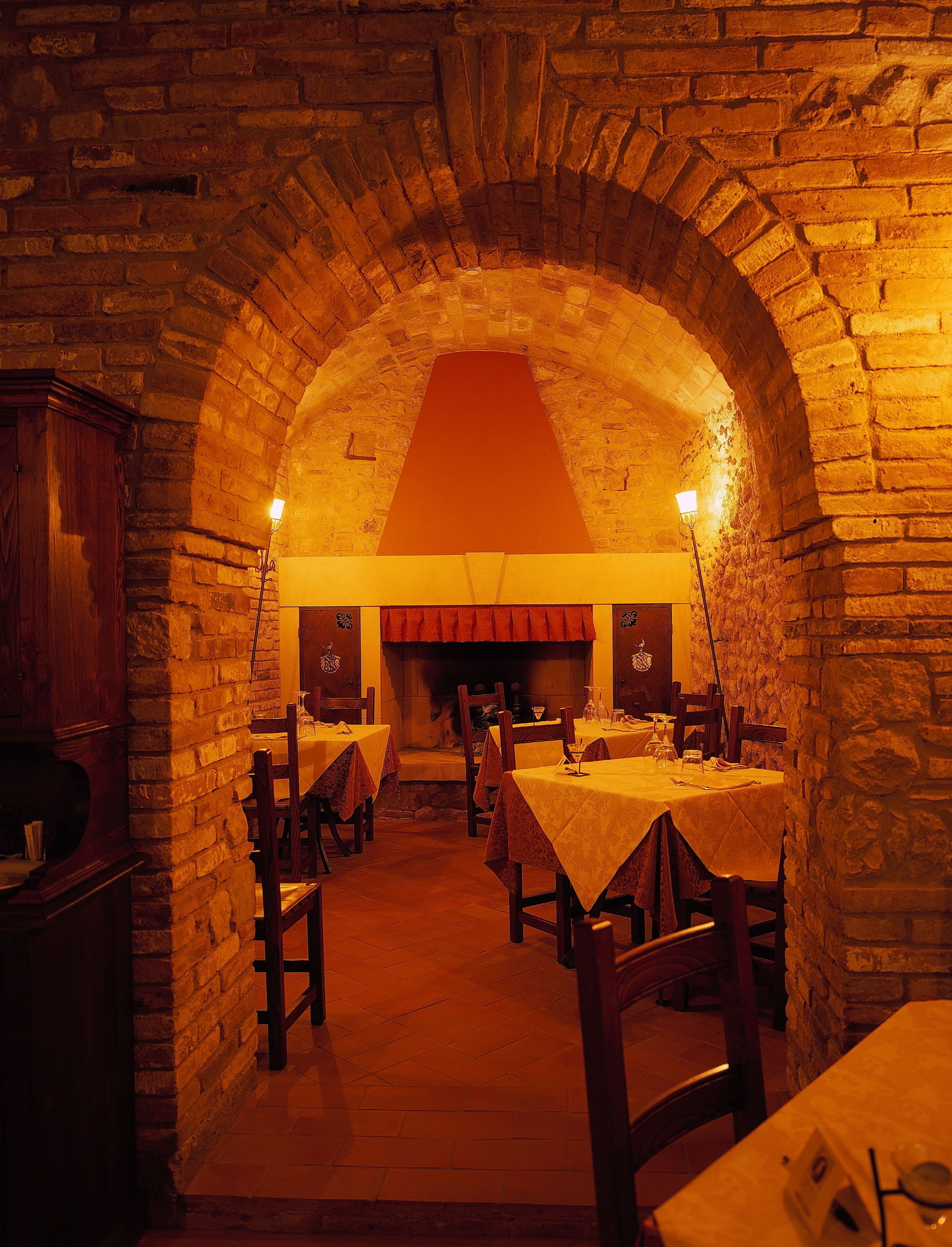 lunch and dinner served, italian cuisine