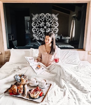 Daily cooked-to-order breakfast (EUR 15 per person)