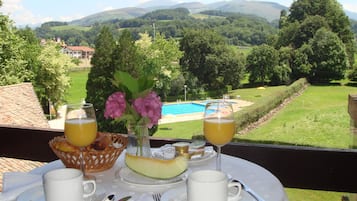 Frukost (EUR 8 per person)