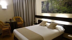 Escritorio, wifi gratis y ropa de cama 