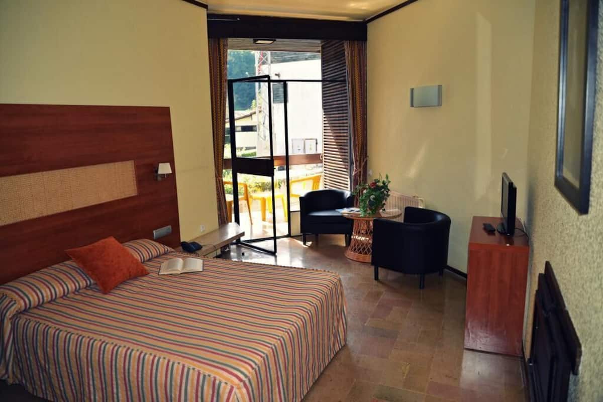 Desk, WiFi (free), bed sheets