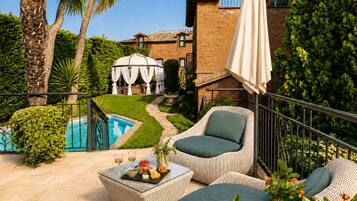 Seasonal outdoor pool, pool loungers