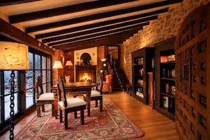 Un interior acogedor con chimenea, muebles de madera y una pared de piedra.