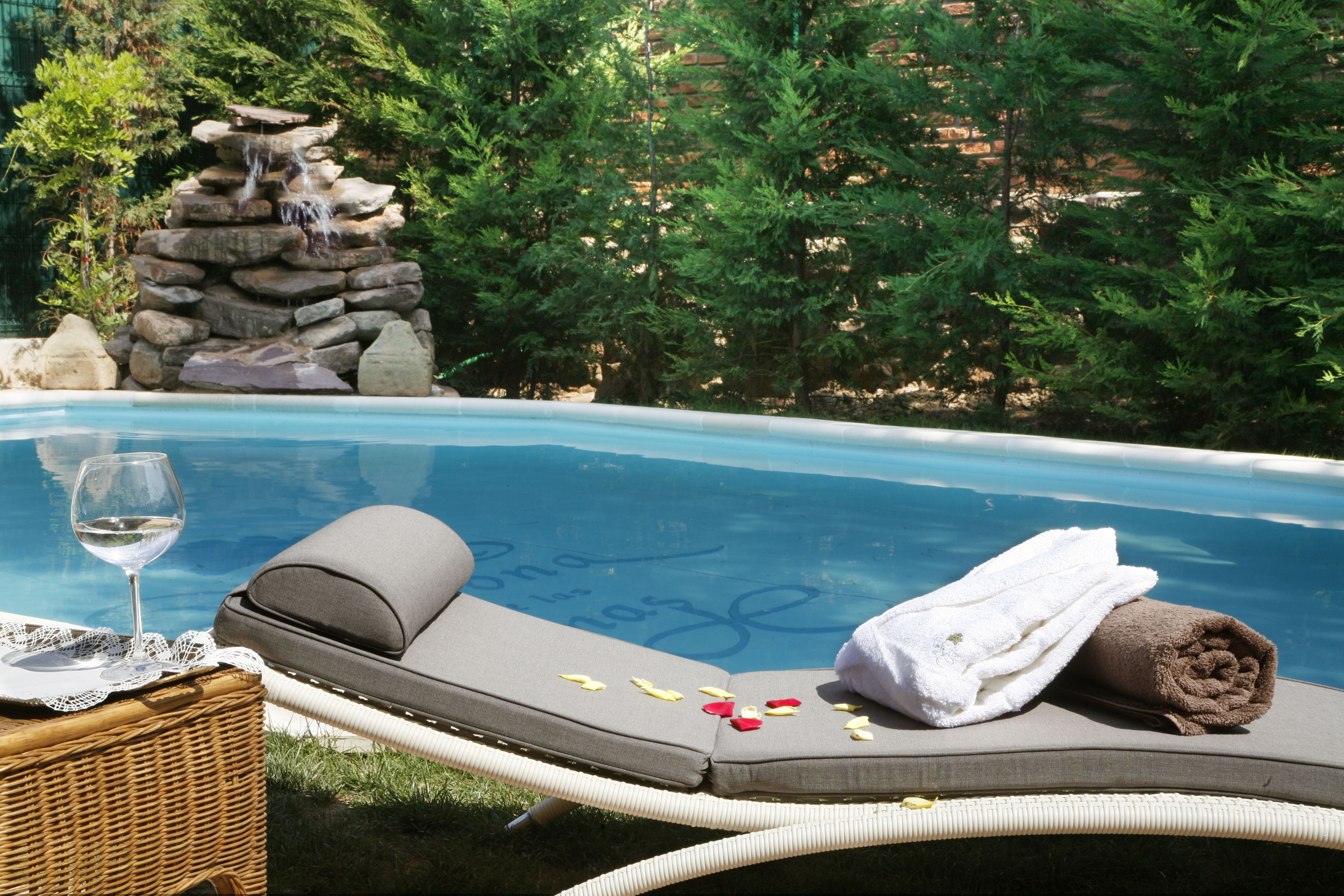 seasonal outdoor pool, pool loungers