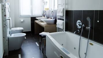Suite junior | Baño | Amenidades de baño gratuitas, secadora de cabello, batas, pantuflas