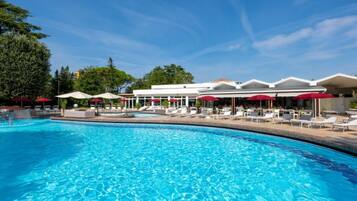 Piscina coperta, piscina all'aperto, ombrelloni da piscina, lettini