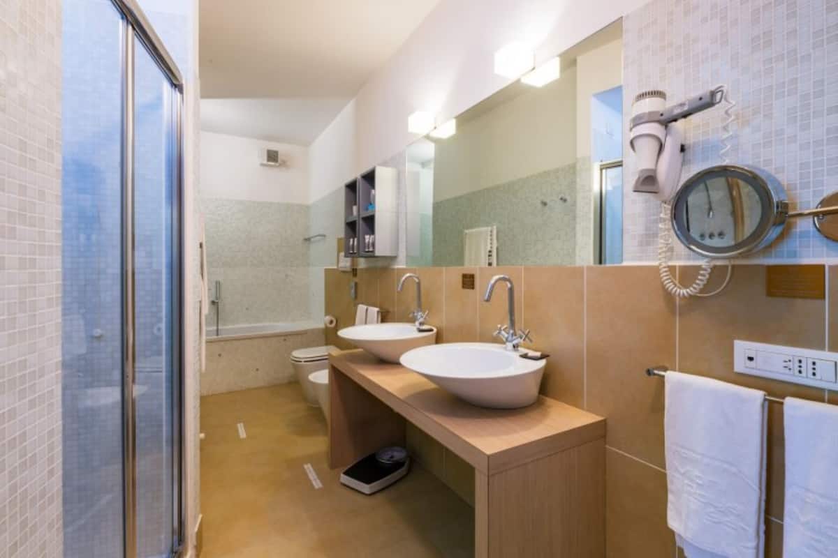 junior suite | bathroom | free toiletries, hair dryer, bathrobes, slippers