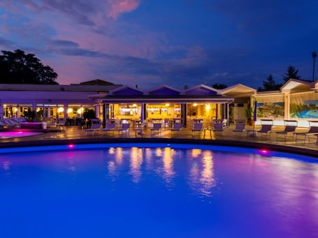 Poolside bar