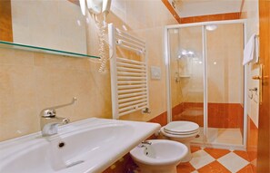 Shower, free toiletries, hair dryer, towels - Hotel Henry (Venice)