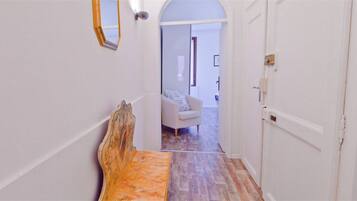 Appartement, 2 chambres, dans les dépendances (4 pax) | Coffres-forts dans les chambres, bureau, fer et planche à repasser