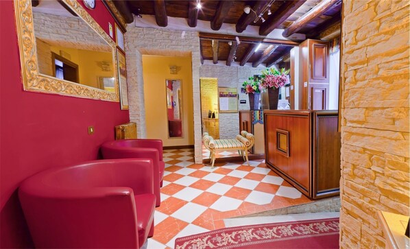 Lobby sitting area - Hotel Henry (Venice)