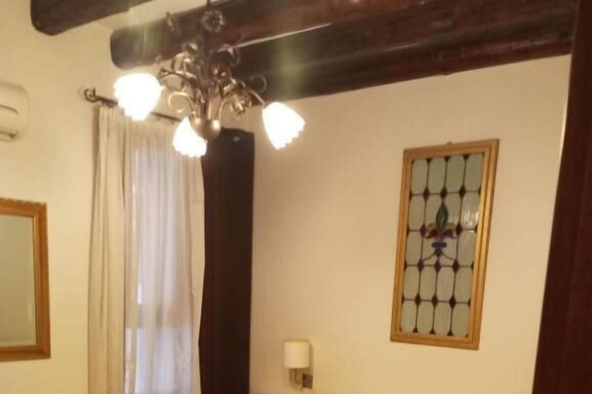 Chambre économique | Coffre-fort, bureau, fer et planche à repasser, accès au Wi-Fi (inclus)
