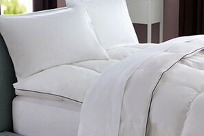 Minibar, coffres-forts dans les chambres, bureau, rideaux occultants