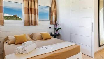 Minibar, coffres-forts dans les chambres, bureau, rideaux occultants